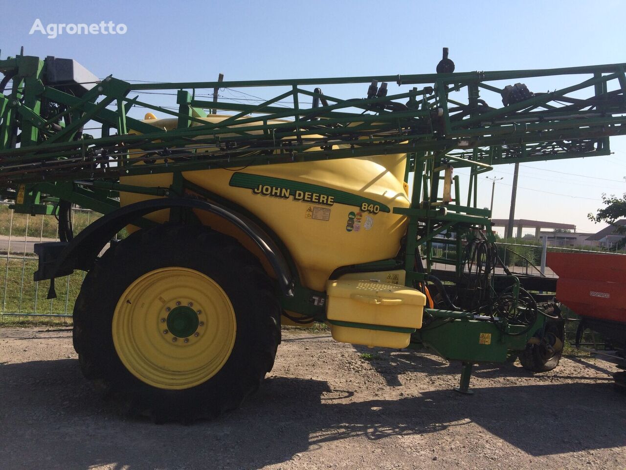 John Deere 840i - 24 metra pulverizador arrastrado