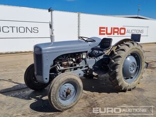 Massey Ferguson 2WD Tractor, Transport Box tractor de ruedas